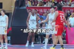 這球是小羊防守犯規(guī) 還是阿夢進(jìn)攻犯規(guī)呢？吧友們給分析分析