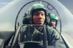 要不還是拍電影去吧！字母哥此前廣告展現(xiàn)的演技如何呢？