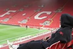 靜靜享受！科納特獨自坐在看臺，聆聽球場外球迷歌聲