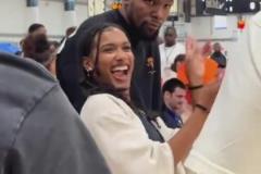 就這氣質(zhì)！跟熱情女球迷合影的KD依舊不茍言笑！