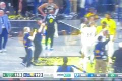 說啥了？哈利伯頓父親賽后主動(dòng)走向字母哥 后者聽完一臉懵