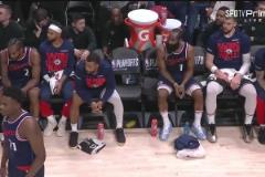 投降了！最后2分鐘，快船撤下全部主力，哈登和小卡等人在板凳席眼神呆滯