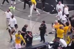 難怪會爆發(fā)沖突！哈利伯頓父親賽后拿著毛巾嘲諷字母哥，后者不爽！