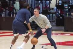 提前適應(yīng)強(qiáng)度？登哥加練了突破跳投 訓(xùn)練師每一秒都在犯規(guī)