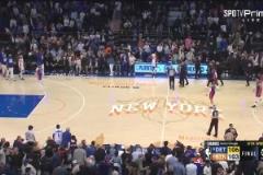 ？？終場(chǎng)哨響活塞贏下比賽，結(jié)果計(jì)分板直接改成尼克斯4-1