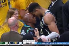 字母哥賽后和哈利伯頓父親頂牛對(duì)噴 被拉開后伸出大拇指