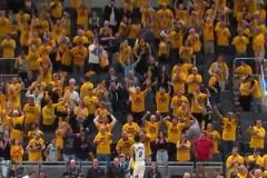 哈利伯頓賽后跳上技術臺這一幕，像極了當年科比第5冠的那一幕！