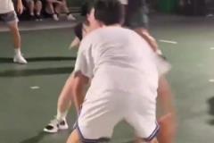 身材爆炸的小姐姐竟然是防守悍將，根本過(guò)不去