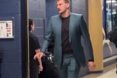 心態(tài)挺輕松！天王山之戰(zhàn)約基奇身穿西裝入場(chǎng)