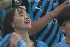 靚麗風(fēng)景線！川崎前鋒取得進(jìn)球！看臺(tái)美女球迷揮舞圍巾慶祝！