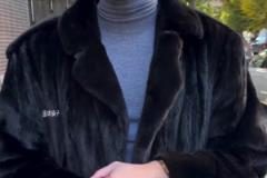 確實(shí)挺帥??！哈利伯頓街頭被采訪：一身穿搭皆是普拉達(dá)~