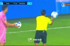 笑死！球被踢爆了，布斯克茨一臉無語地把球拿給裁判