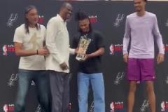 排面拉滿！上將、鄧肯、文班到場為卡斯?fàn)栴C發(fā)最佳新秀獎杯