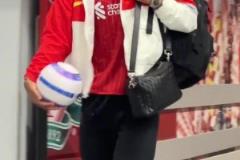 哈哈哈！下班打卡的范迪克被老板逮到，被迫接受采訪