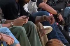 看球也閑不??！歐文坐在觀眾席秀了一波單指運球