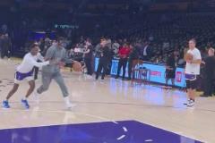 背水一戰(zhàn)！詹姆斯早早開(kāi)始熱身，logo shot連中兩個(gè)