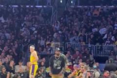 神仙助陣！歐文到場觀戰(zhàn)湖狼G5 球迷熱情歡呼