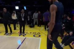 是你偷走了盧卡魔法？戈貝爾坐在板凳席上隨手一扔三分進(jìn)了