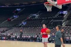 看小卡賽前熱身的背打中投，感覺好輕松啊！