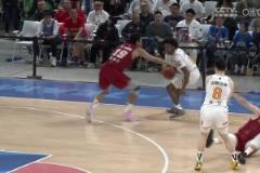 全是博弈??！雷蒙造成張寧進(jìn)攻犯規(guī)，張寧向裁判示意前者夾臂！