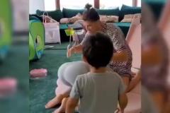 C羅當(dāng)年緊緊抱住女友屁股讓孩子們推開