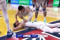 被北京球迷狂噓！此前曾凡博被劉傳興撞翻重摔著地，再看還是揪心