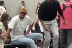 馬刺大聚會！馬刺發(fā)布會花絮：鄧肯一頭秀發(fā)，?？怂?jié)M臉笑容！