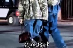 球場(chǎng)失意情場(chǎng)得意！布克被拍到與新女友深夜散步