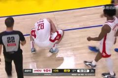 庫里領(lǐng)到個(gè)人第5犯，隨后申京臉上結(jié)結(jié)實(shí)實(shí)挨了希爾德一巴掌