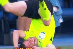 西甲邊裁倒地致敬姆總？邊裁也是高危職業(yè)吶！