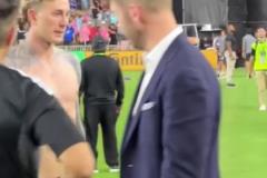 這才是意大利大帥哥，就連女球迷都迫不及待貼上去了