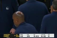 兩人今天合砍50分！申京賽后在場(chǎng)邊緊緊摟住范喬丹！