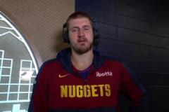 你倆擱這干哈呢？約基奇和小喬丹眾目睽睽之下差點親上了啊