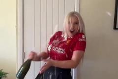 香檳怎么給自己身上噴？女球迷：利物浦是冠軍！