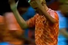 范巴斯滕獨(dú)進(jìn)五球，率領(lǐng)荷蘭隊(duì)奪得1988年歐洲杯冠軍