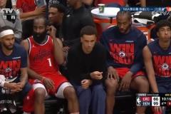 ?末節(jié)還剩10分鐘分差高達(dá)33分 哈登和小卡坐替補(bǔ)席無(wú)奈