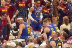 能量滿滿！威少暫停時(shí)站著與板凳上休息的隊(duì)友積極溝通交流