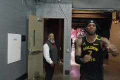 打得好該夸！勇士更衣室熱烈歡迎贏球“大功臣”歸來