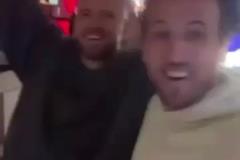 苦了這倆孩子了凱恩和戴爾激情合唱，慶祝二人生涯首冠