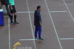 泰山2-3云南被逆轉(zhuǎn)，崔康熙無奈攤手，叉著腰隨后坐回了教練席