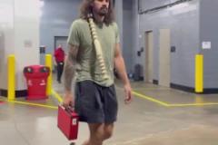 畫(huà)風(fēng)迥異！火勇?lián)屍哔惽叭雸?chǎng) 海王你是剛釣魚(yú)回來(lái)嗎