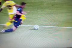 是點(diǎn)球嗎？博洛尼亞球員在麥肯尼跟防下倒地，裁判沒(méi)有表示