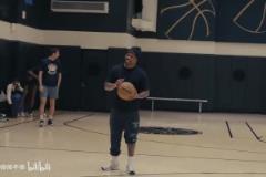 美媒趣圖：死神華子砍殺詹杜一路血跡正敲打庫里的房門