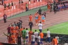 賽后遠(yuǎn)征的泰山球迷大喊：過來！崔康熙