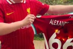 太子出走！利物浦球迷感到背叛，怒燒阿諾德66號球衣