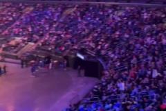 這氛圍真的無(wú)敵了！麥迪遜廣場(chǎng)花園座無(wú)虛席隔空觀看尼克斯G1