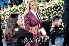 價(jià)值上億的鏡頭！詹嫂薩瓦納領(lǐng)銜眾星出席Met Gala活動(dòng)~