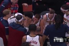 全隊(duì)上下都認(rèn)真聽講！約老師最后時(shí)刻還在給隊(duì)友講戰(zhàn)術(shù)！