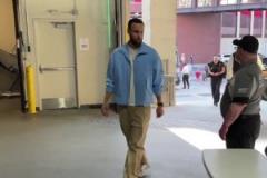 蓄勢(shì)待發(fā)！庫(kù)里一身休閑裝抵達(dá)球館