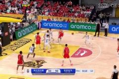 就你是MVP？胡金秋強(qiáng)殺籃下，周琦這大帽簡直就像拍蒼蠅一樣！